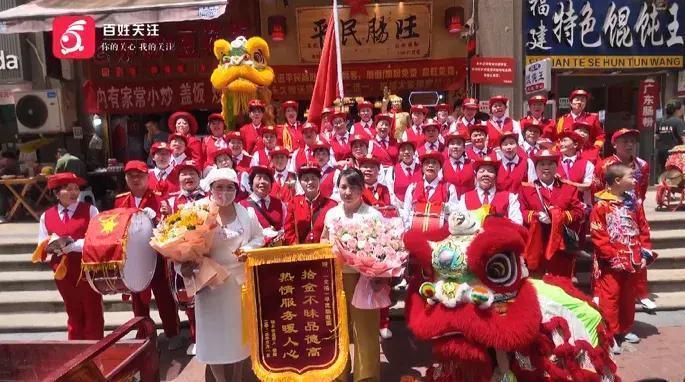 感动全城！女子把10万块遗忘店内，老板寸步不离守护，失主喊来了70人的舞狮队