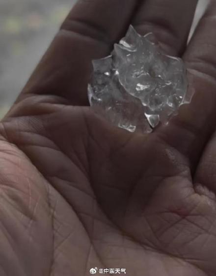 广州花都现鸡蛋大小冰雹 局地需警惕龙卷！