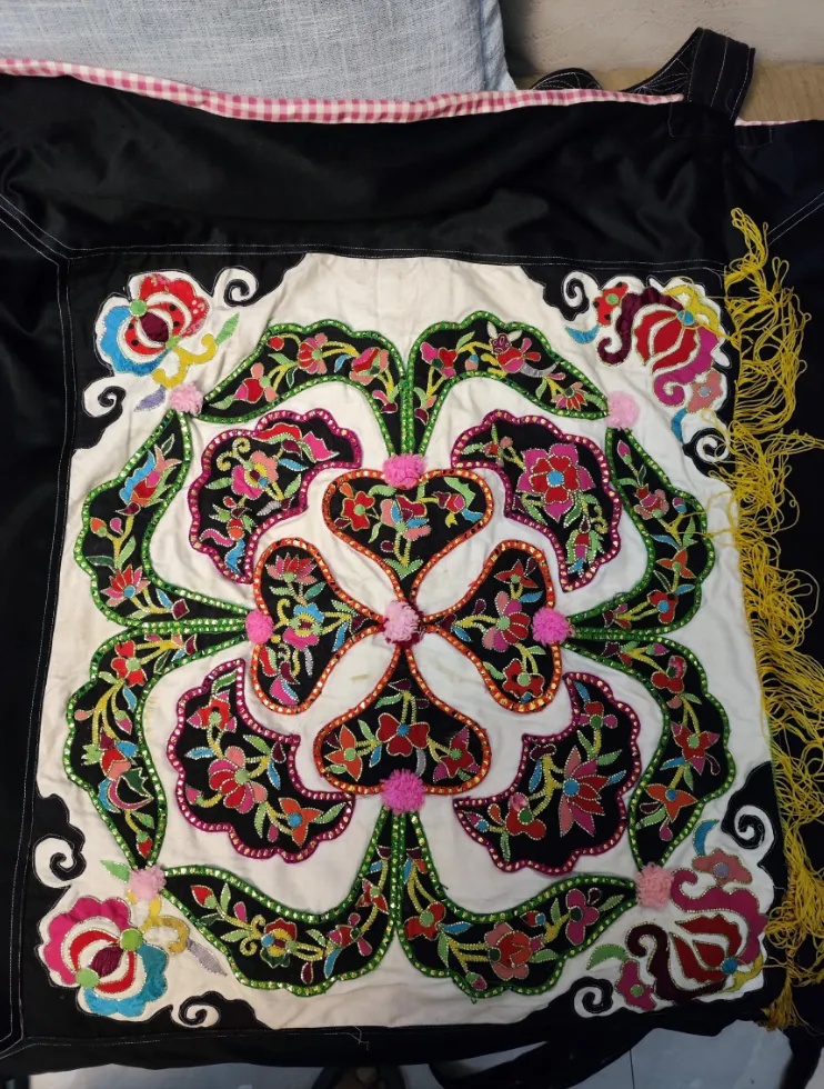 “妈妈,这次换我背你!”五一假期,这个背影刷屏了…… “妈妈,这次换我背你!”五一假期,这个背影刷屏了……