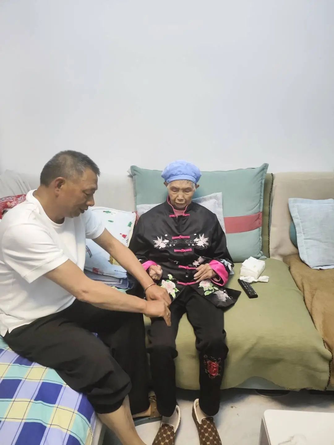 “您背我长大，我背您到老”，51岁大哥背88岁瘫痪母亲旅游走红