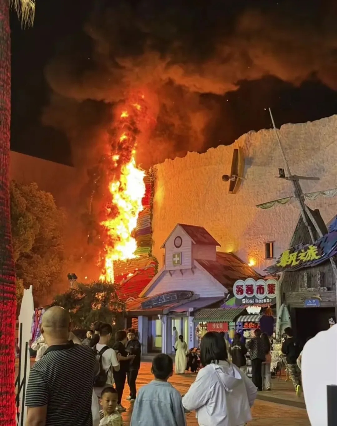 上海欢乐谷：园区内一处停用建筑表面装饰物突发火情，无人员被困及伤亡