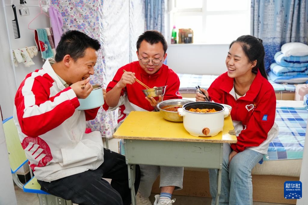 图片故事丨帕米尔高原上的蒲公英老师