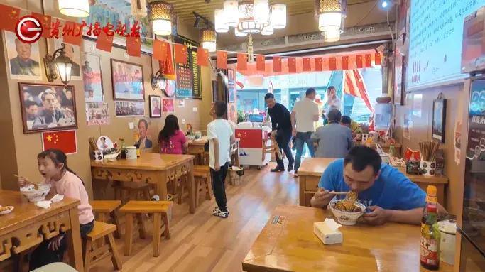 感动全城！女子把10万块遗忘店内，老板寸步不离守护，失主喊来了70人的舞狮队