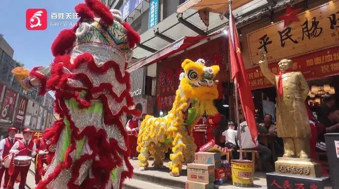 感动全城！女子把10万块遗忘店内，老板寸步不离守护，失主喊来了70人的舞狮队