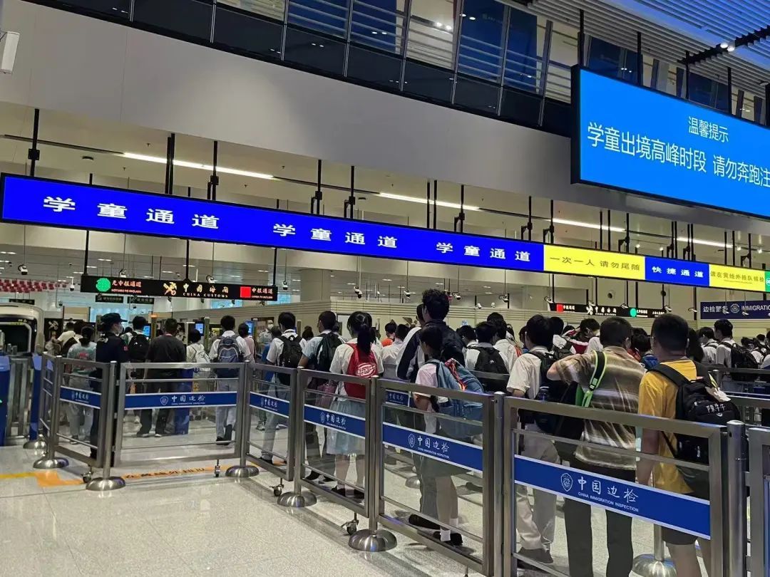 破千万！莲塘口岸“五一”假期人从众