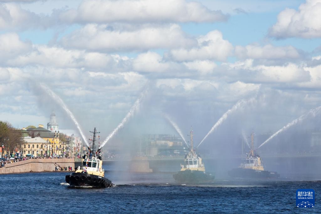 圣彼得堡举办破冰船节