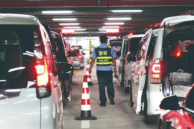 1小时1500辆次!直击港珠澳大桥“五一”车流高峰 1小时1500辆次!直击港珠澳大桥“五一”车流高峰