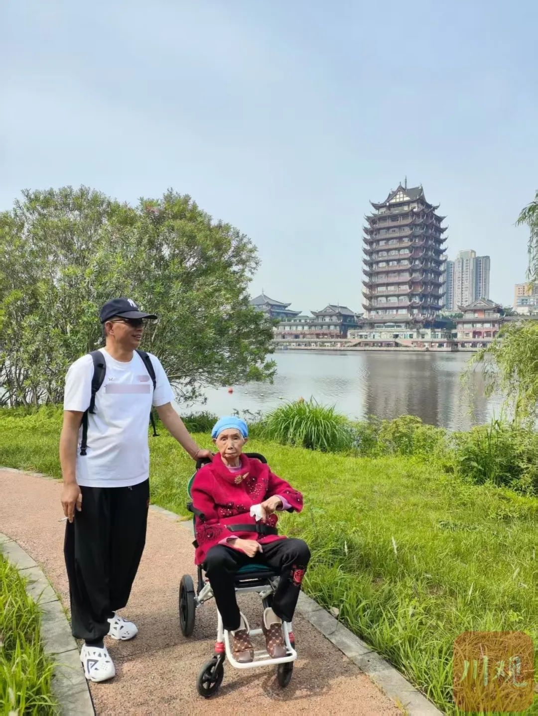 “妈妈,这次换我背你!”五一假期,这个背影刷屏了…… “妈妈,这次换我背你!”五一假期,这个背影刷屏了……