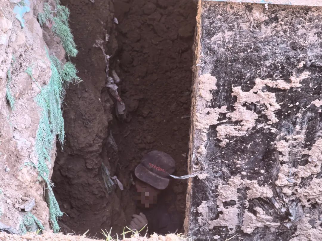 突然坍塌，一工人被埋压！“脖子以下全埋起来了，四肢失去知觉”