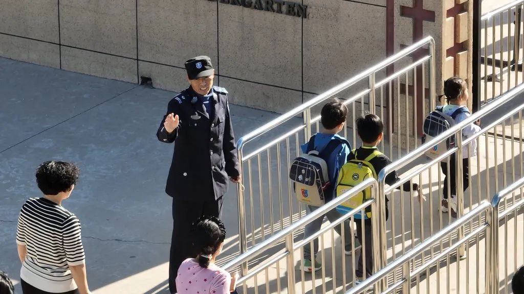 保安爷爷的“人脸识别超能力”:幼儿园400多个娃,都认识! 保安爷爷的“人脸识别超能力”:幼儿园400多个娃,都认识!