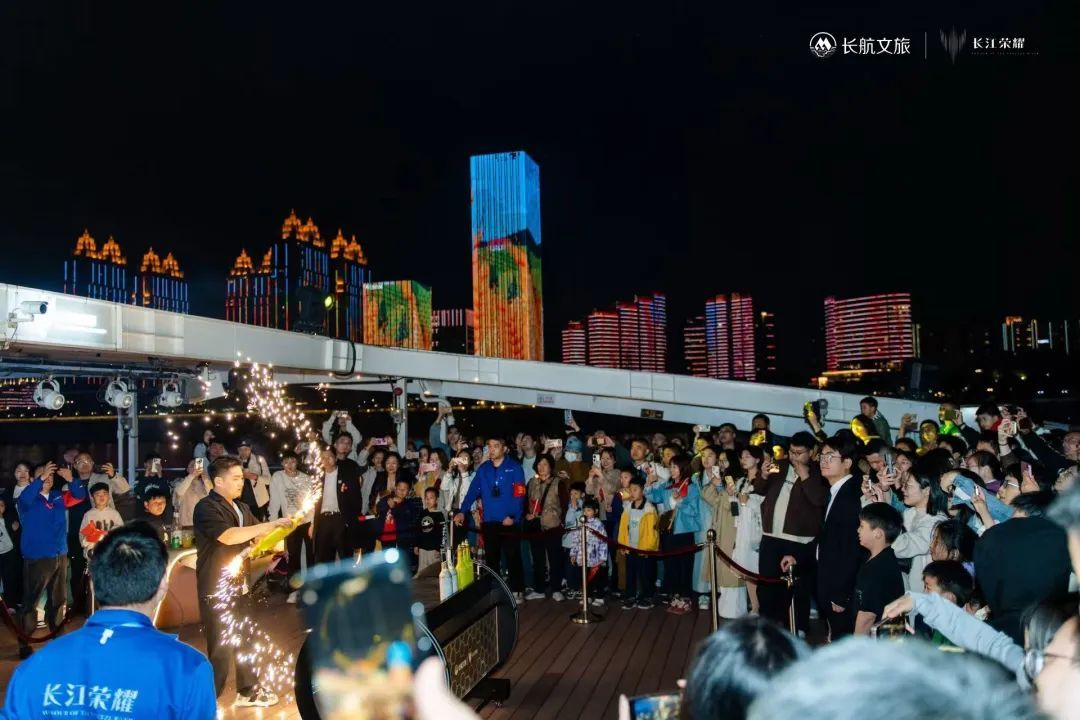 武汉坐船过桥火出圈!外地游客泪赞:让我红了眼眶 武汉坐船过桥火出圈!外地游客泪赞:让我红了眼眶