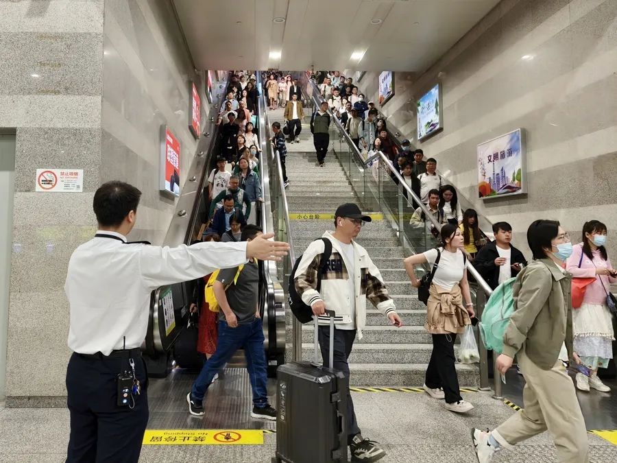 深更半夜了还在堵!有人凌晨三四点出发,五一假期返程最高峰来了! 深更半夜了还在堵!有人凌晨三四点出发,五一假期返程最高峰来了!