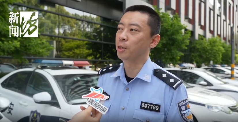 上海高速惊现"流浪"小孩！民警这波操作亮了：我女朋友还在找，咋办...
