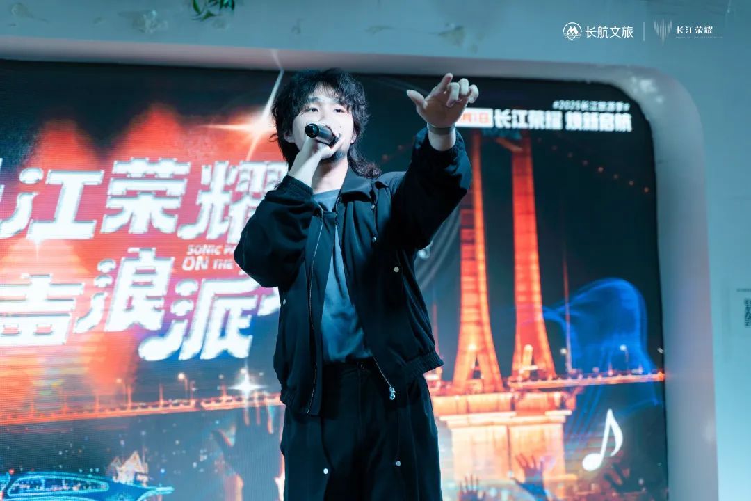 武汉坐船过桥火出圈!外地游客泪赞:让我红了眼眶 武汉坐船过桥火出圈!外地游客泪赞:让我红了眼眶