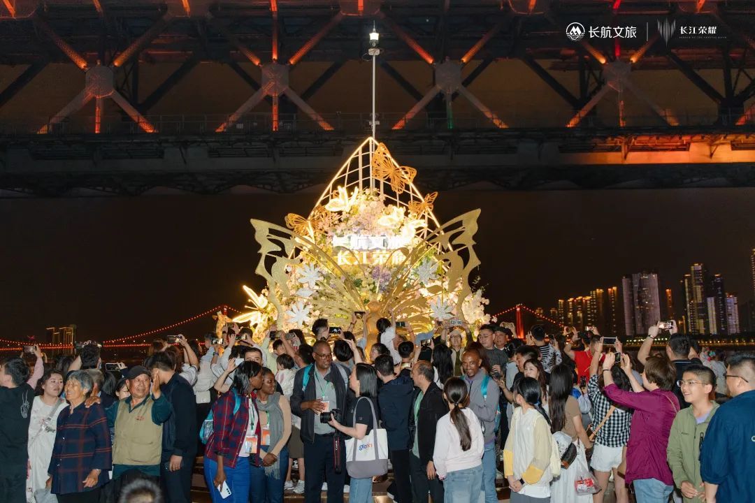 武汉坐船过桥火出圈!外地游客泪赞:让我红了眼眶 武汉坐船过桥火出圈!外地游客泪赞:让我红了眼眶