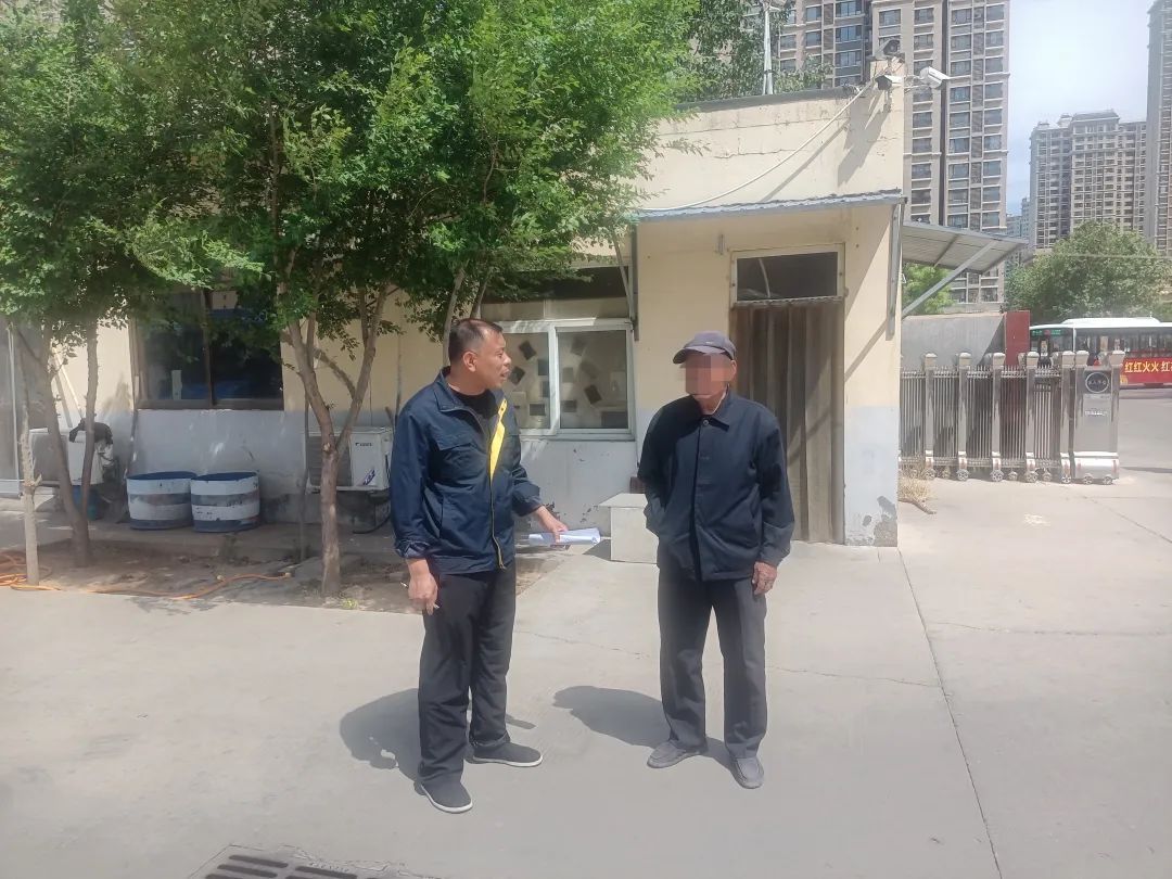 老人独自出门迷路 他们助老人归家