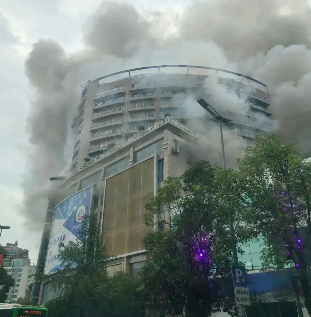 一在建楼房屋顶发生火灾，7人被行拘！消防提醒