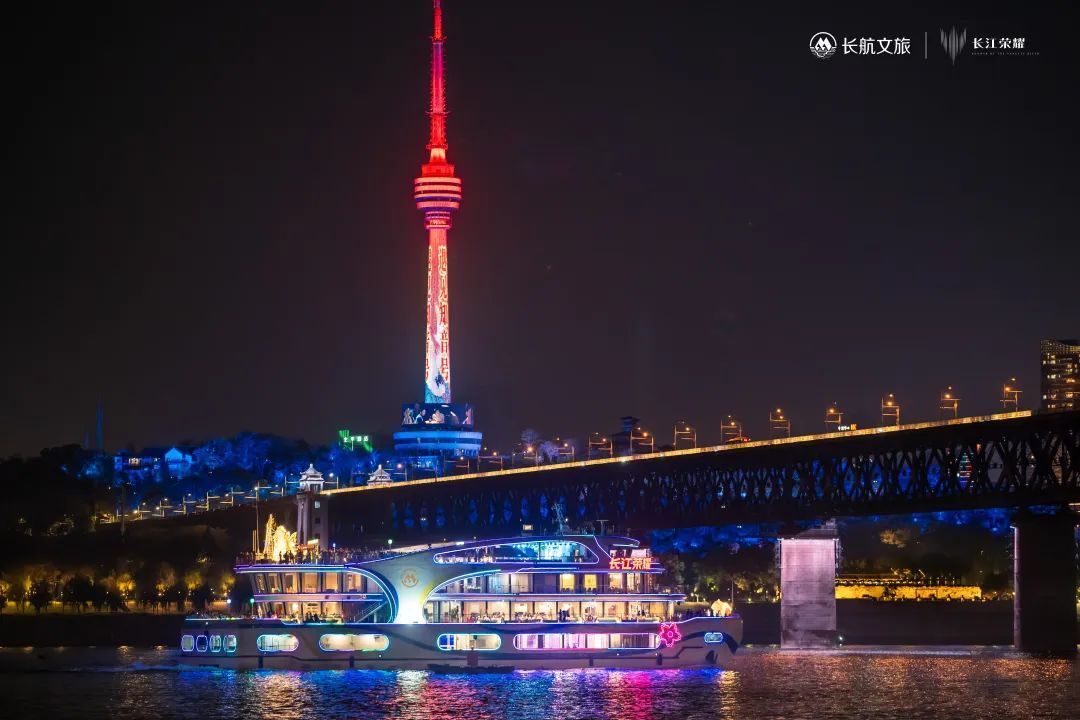 武汉坐船过桥火出圈!外地游客泪赞:让我红了眼眶 武汉坐船过桥火出圈!外地游客泪赞:让我红了眼眶