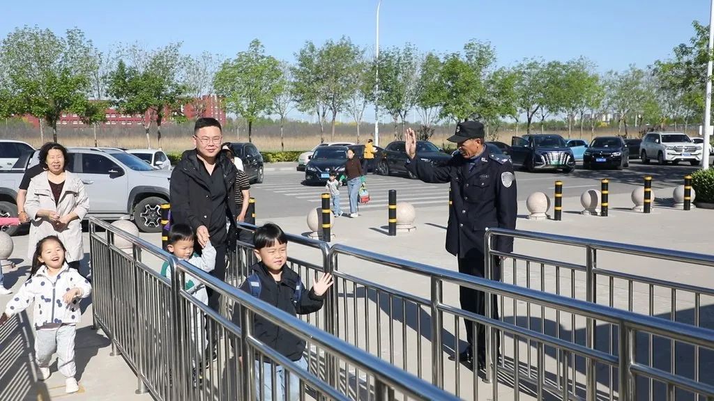 保安爷爷的“人脸识别超能力”:幼儿园400多个娃,都认识! 保安爷爷的“人脸识别超能力”:幼儿园400多个娃,都认识!