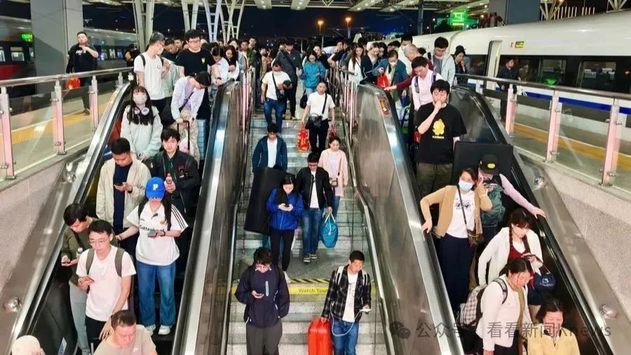 “深更半夜了还在堵”!上海今天开通3条应急线路!五一假期返程最高峰来了! “深更半夜了还在堵”!上海今天开通3条应急线路!五一假期返程最高峰来了!