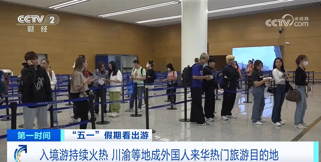 来到中国 爱上中国 越来越多外国人出现在各地游客中 来到中国 爱上中国 越来越多外国人出现在各地游客中