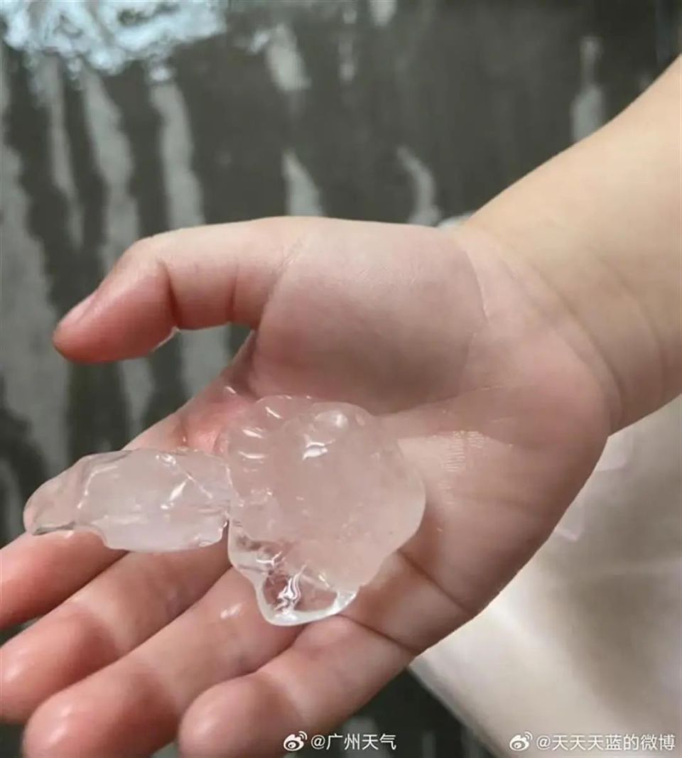 广州多地突降冰雹,市民:有半个手掌大,持续半小时左右 广州多地突降冰雹,市民:有半个手掌大,持续半小时左右