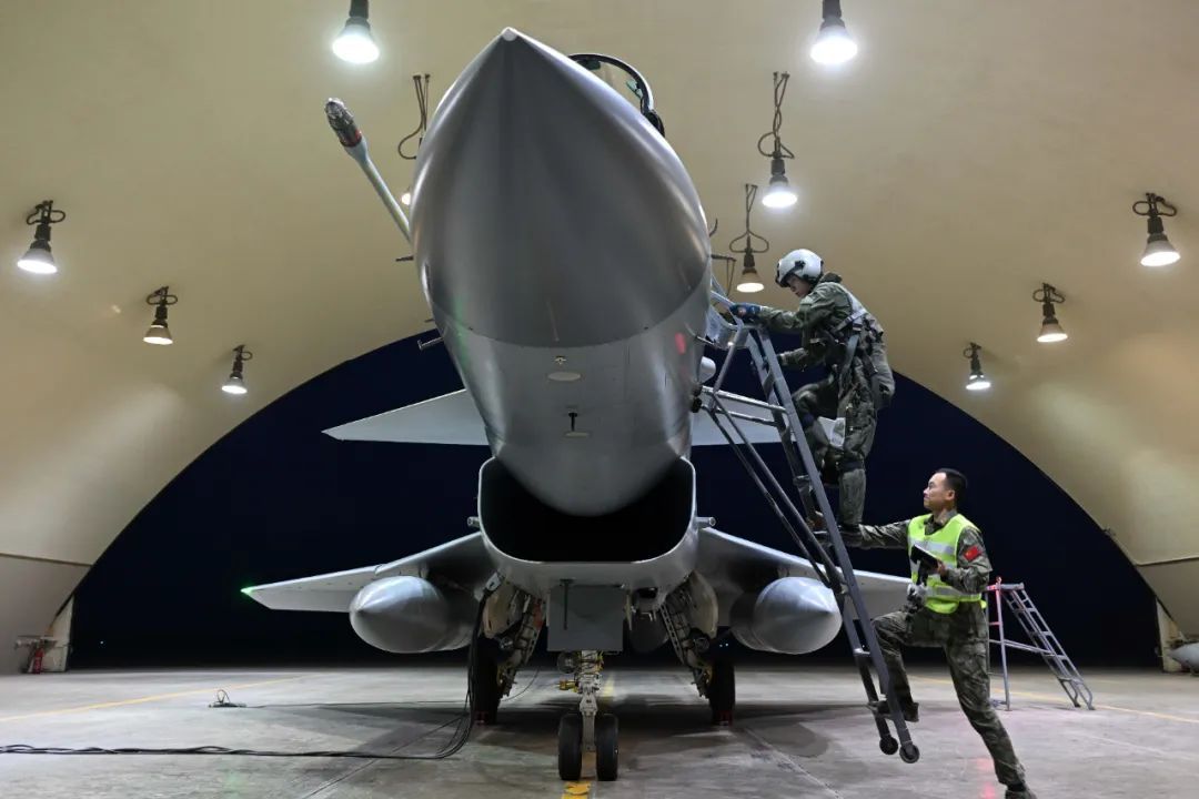 中埃战机编队飞越金字塔 中埃战机编队飞越金字塔