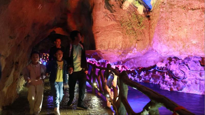 江西武宁：“五一”溶洞梦幻游 激活乡村消费新引擎