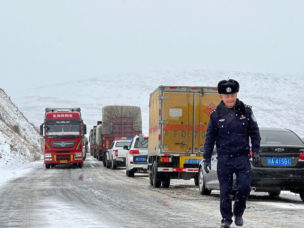 在海拔3980米驻守:“全国先进工作者”刘鹏与洛戈梁子警务站的9年 在海拔3980米驻守:“全国先进工作者”刘鹏与洛戈梁子警务站的9年