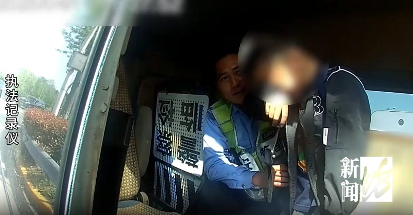 上海高速惊现"流浪"小孩！民警这波操作亮了：我女朋友还在找，咋办...