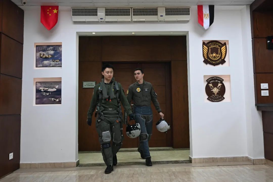 中埃战机编队飞越金字塔 中埃战机编队飞越金字塔