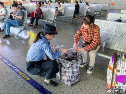南铁迎来“五一”返程客流高峰 预计发送旅客151万人次 南铁迎来“五一”返程客流高峰 预计发送旅客151万人次