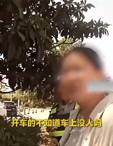 安徽一男子上厕所后把妻子女儿忘在高速,开出5小时后才发现,妻子:无语 安徽一男子上厕所后把妻子女儿忘在高速,开出5小时后才发现,妻子:无语