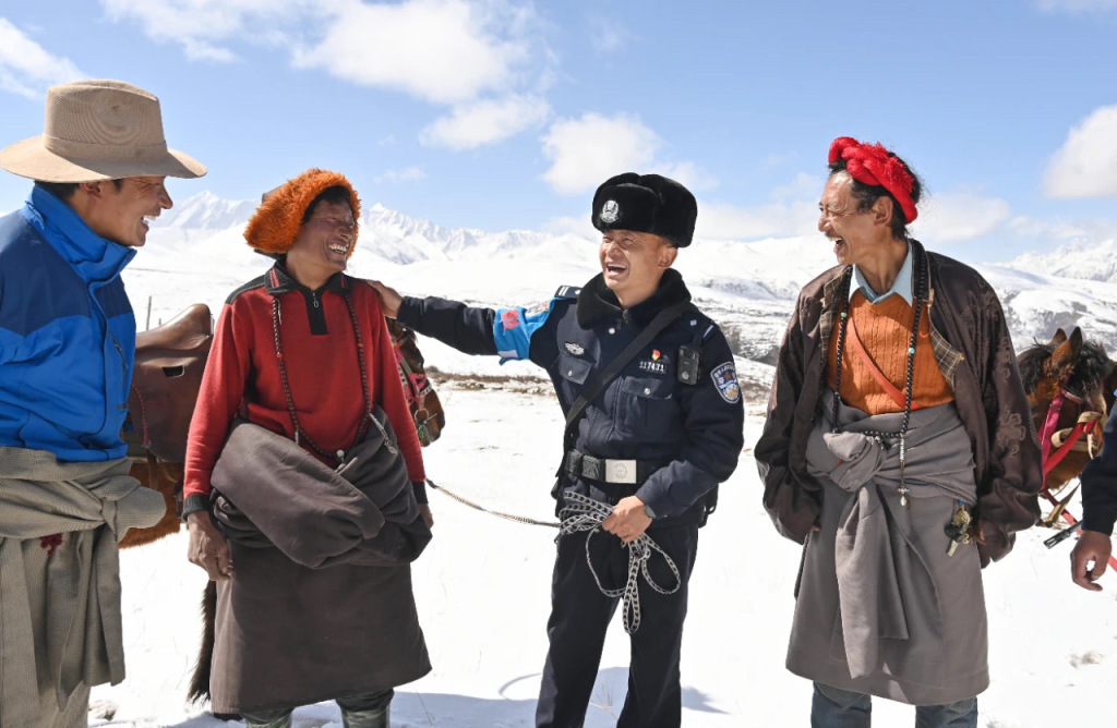 在海拔3980米驻守:“全国先进工作者”刘鹏与洛戈梁子警务站的9年 在海拔3980米驻守:“全国先进工作者”刘鹏与洛戈梁子警务站的9年