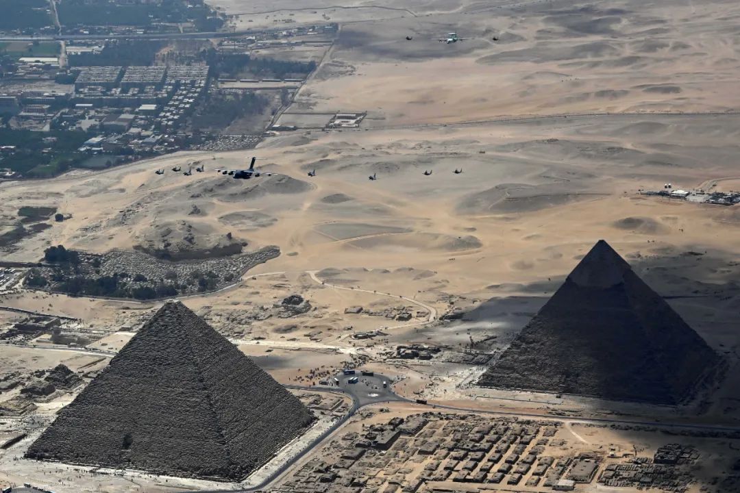 中埃战机编队飞越金字塔 中埃战机编队飞越金字塔