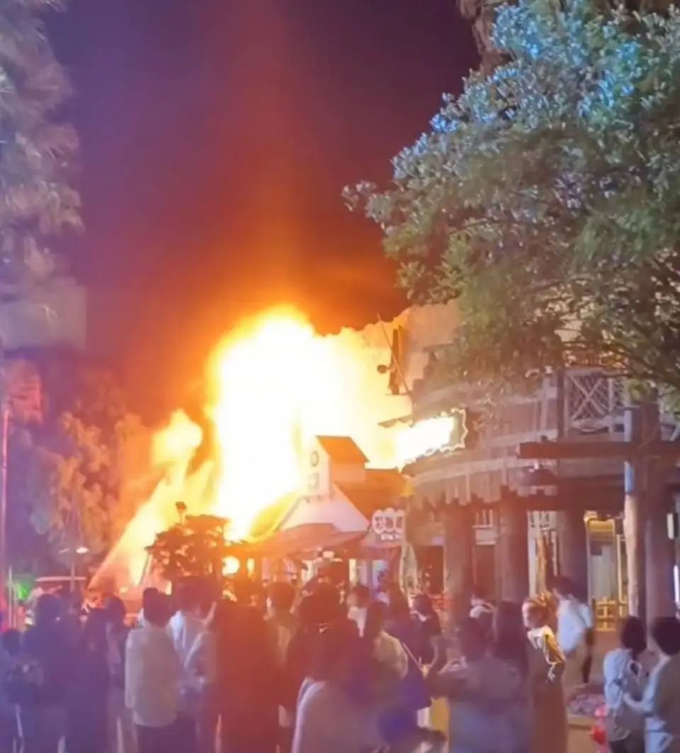 上海欢乐谷景区起火，游客：以为是表演！景区回应→