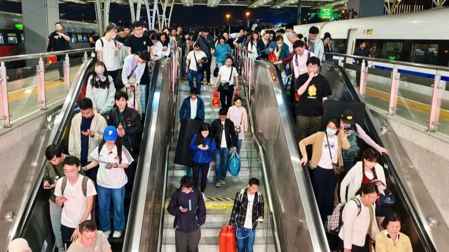 深更半夜了还在堵!有人凌晨三四点出发,五一假期返程最高峰来了! 深更半夜了还在堵!有人凌晨三四点出发,五一假期返程最高峰来了!