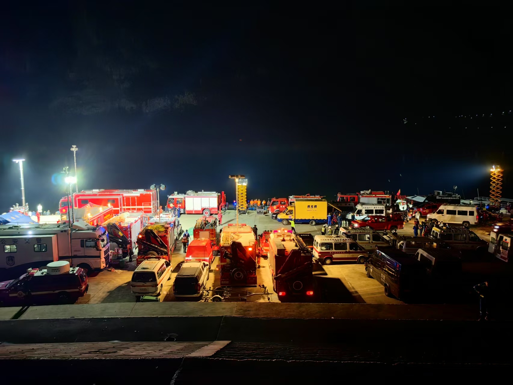 贵州黔西游船倾覆事故造成4艘船倾覆，其中2艘停靠岸边