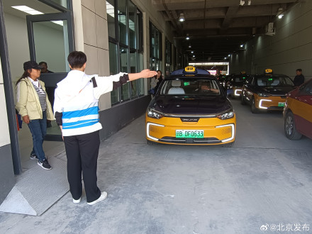 地铁“组网延时”+增发公交巴士,北京返程高峰接驳服务升级 地铁“组网延时”+增发公交巴士,北京返程高峰接驳服务升级