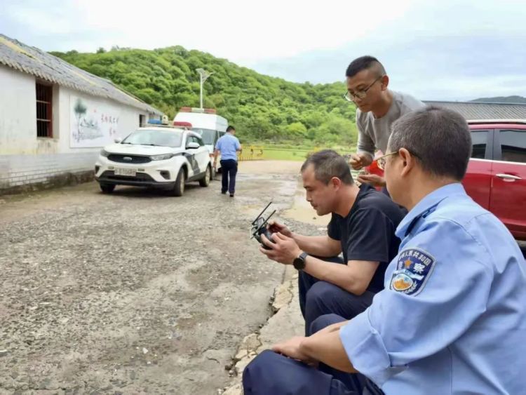 历经50小时!深山救援! 历经50小时!深山救援!