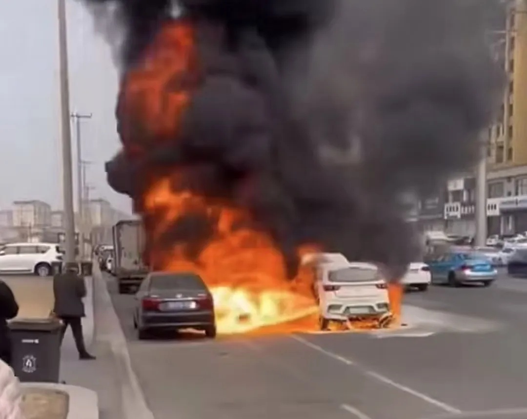 小车“闹情绪”险“惹火”停车场，保安与消防员接力“调解”