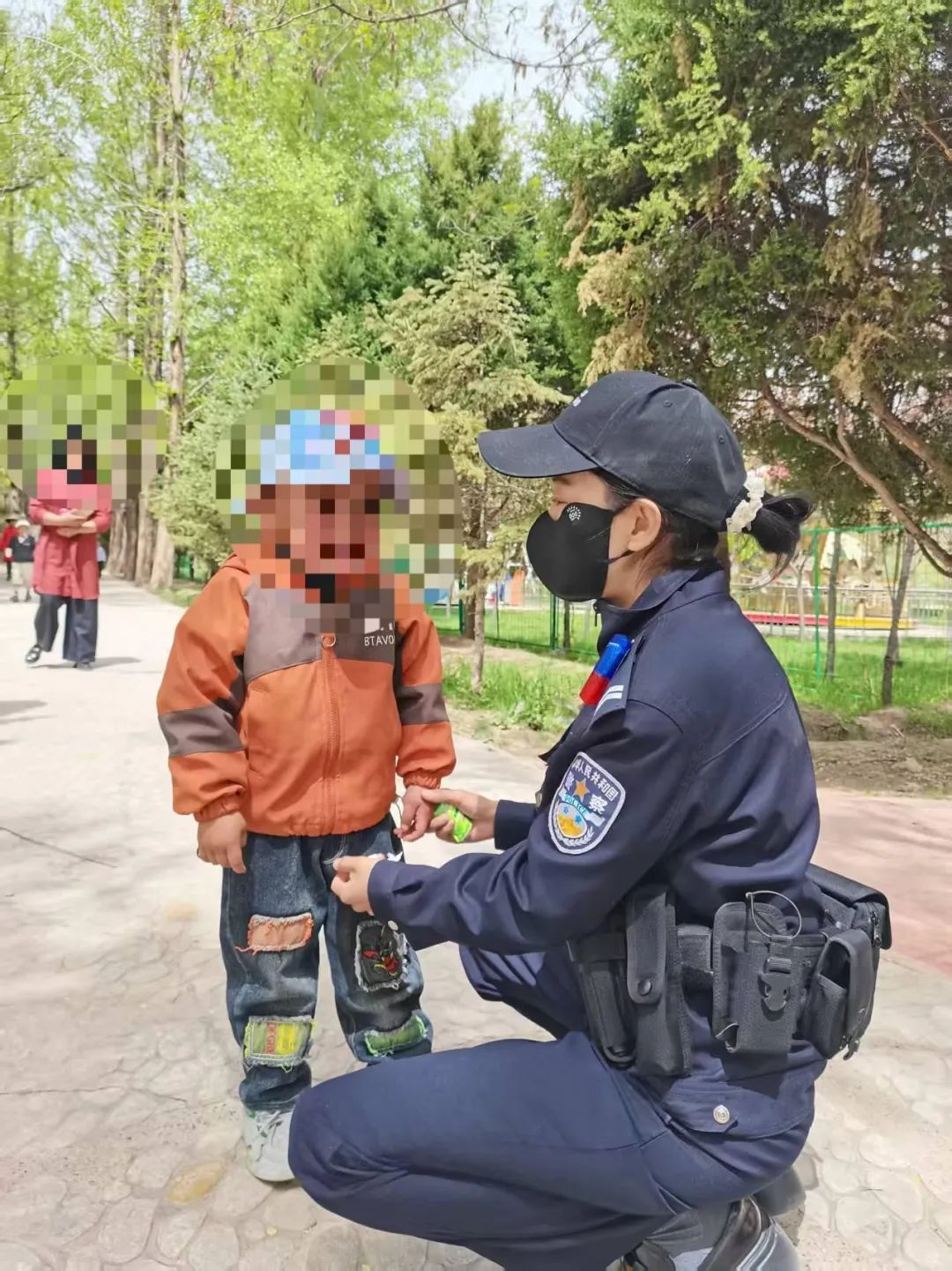 男孩与妈妈走散，还好有“警”无险