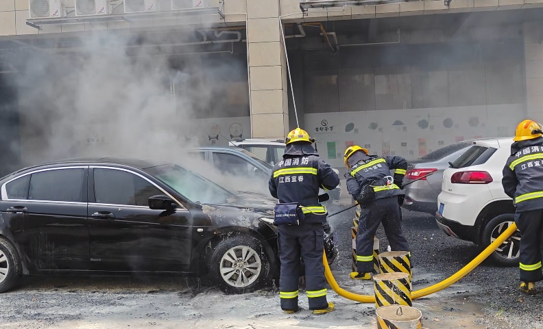 小车“闹情绪”险“惹火”停车场，保安与消防员接力“调解”