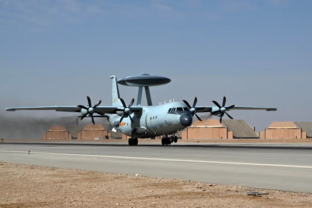 中埃战机编队飞越金字塔 中埃战机编队飞越金字塔