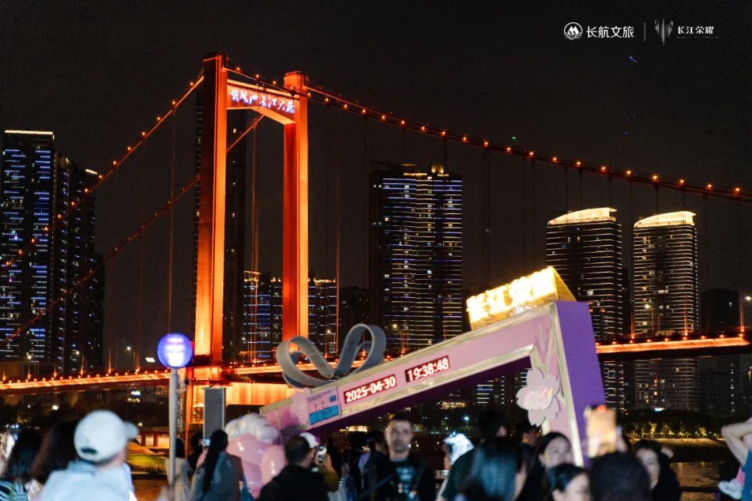 武汉坐船过桥火出圈!外地游客泪赞:让我红了眼眶 武汉坐船过桥火出圈!外地游客泪赞:让我红了眼眶