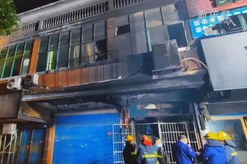一在建楼房屋顶发生火灾，7人被行拘！消防提醒