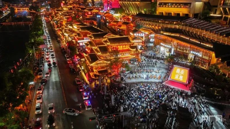 酒店爆满，游客住进文旅局长家！网友热议