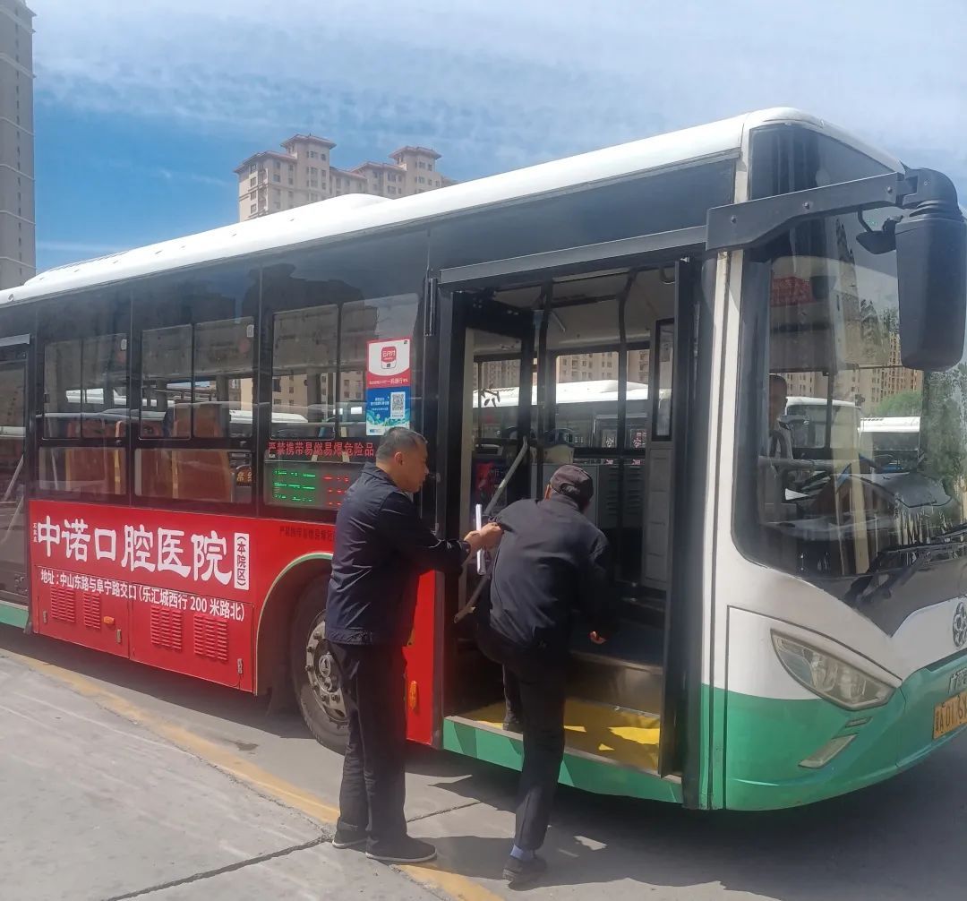 老人独自出门迷路 他们助老人归家