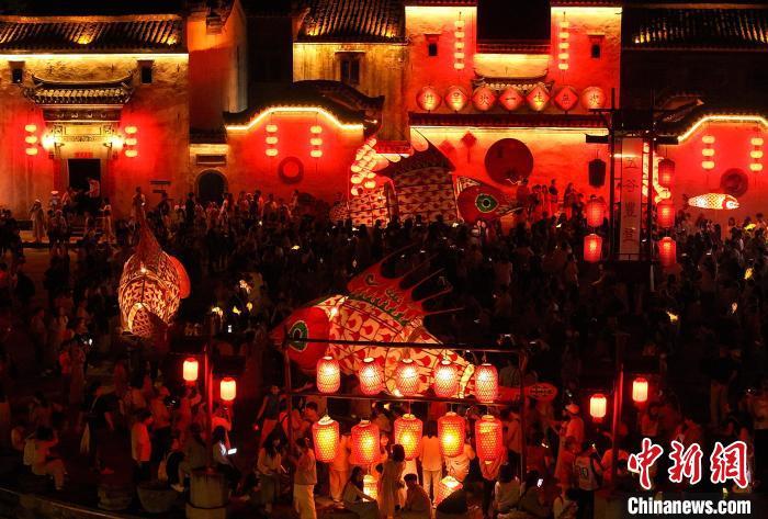 “五一”假期“村”字号频“出圈”彰显文旅融合新生态 “五一”假期“村”字号频“出圈”彰显文旅融合新生态