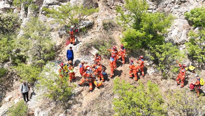 事发大连一景区！女子为寻趣走“野路”，结果不慎坠落石头沟内